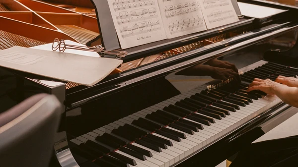 Nahaufnahme eines Klaviers.