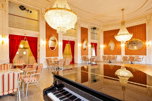 Max Reinhard Foyer, im Vordergrund Flügel