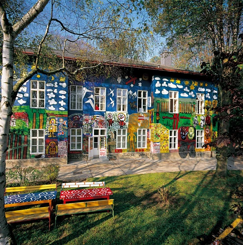Haus der Künstler - die Bemalte Fassade eines Hauses