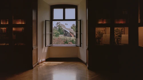 Bibliothek im Schloss mit Blick auf den Wolkenturm.