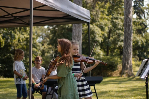 Musiker und Kinder beim Familientag im Park in Grafenegg