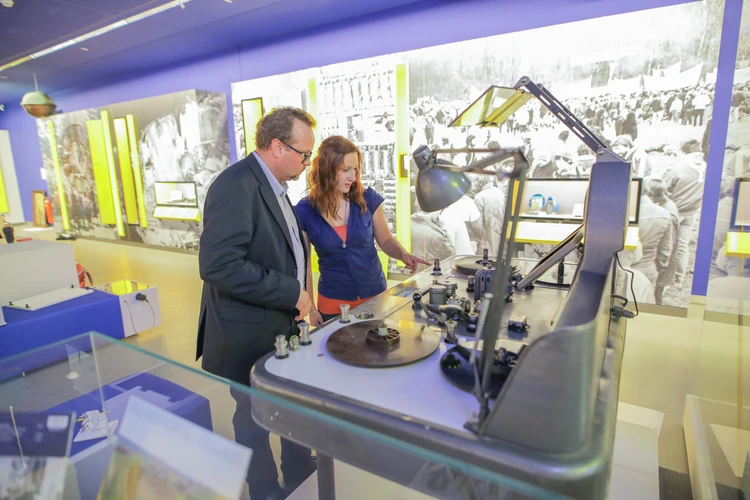 Besucher:innen in der Hauptausstellung im Haus der Geschichte
