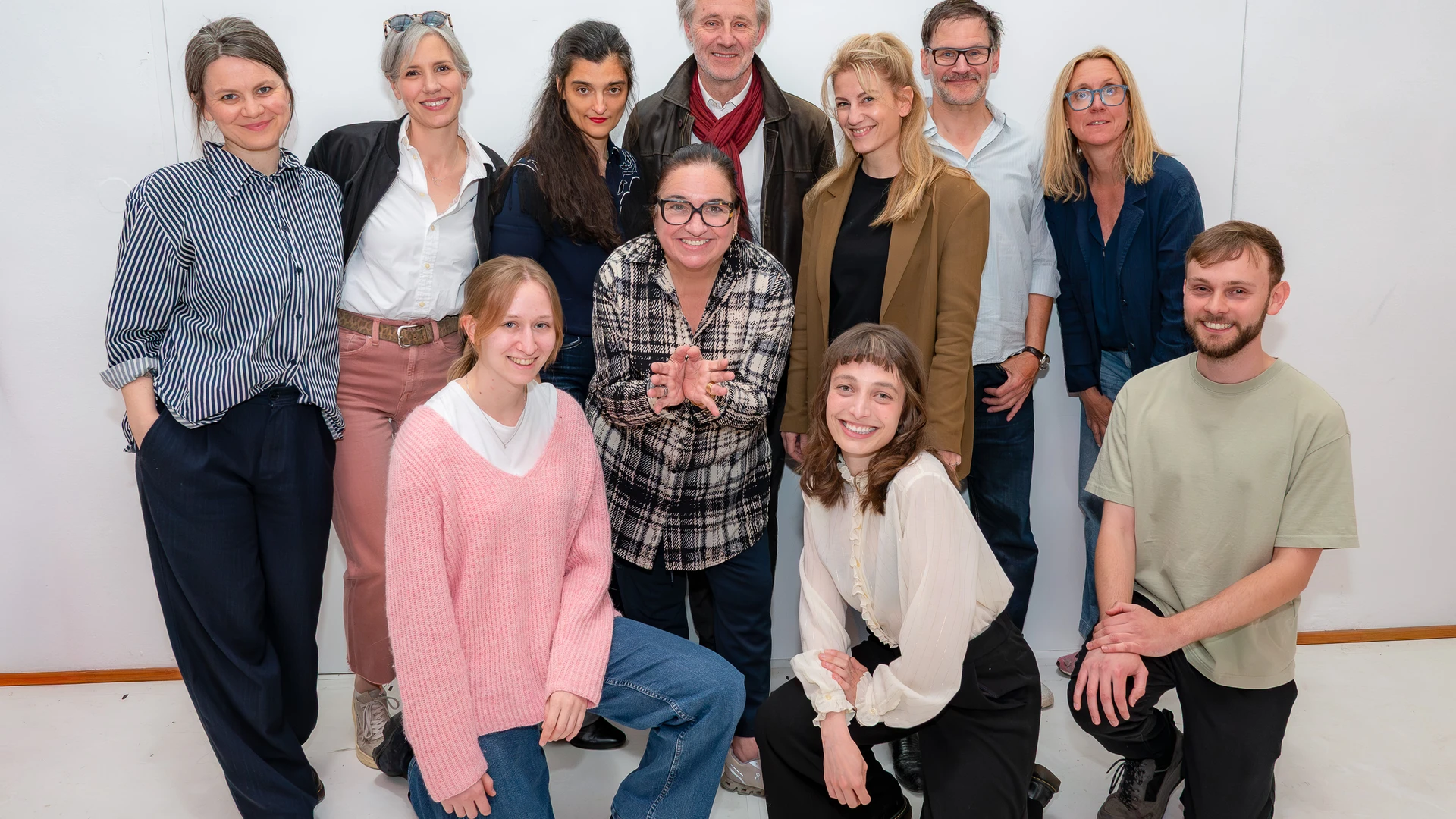 Gesamtensemble "Die Legende vom heiligen Trinker" bei Probenstart fröhlich