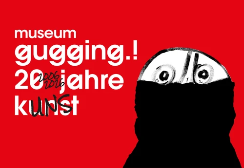 Rotes Plakat mit weißer typografischer Aufschrift ‚museum gugging.! 20 jahre kunst‘, bei der die Jahreszahlen handschriftlich mit ‚2006‘ und ‚2026‘ überschrieben sind. Rechts unten ist eine schwarz‑weiß gezeichnete, stilisierte Figur mit großen runden Augen zu sehen, deren unterer Bereich von einer schwarzen Form verdeckt wird