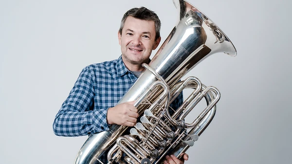 Portraitfoto von Michael Pircher mit Tuba