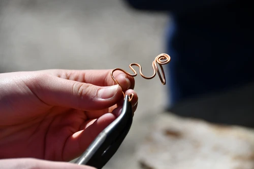 Bearbeitung einer Spirale aus Kupfer