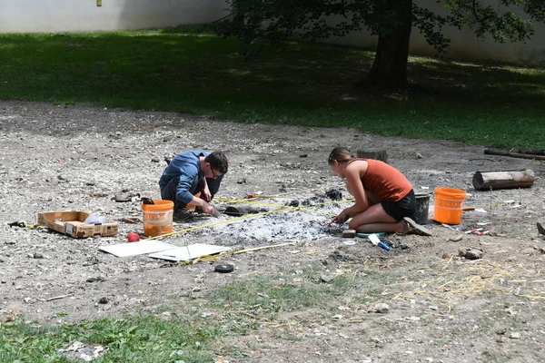 2 Archäologen bei einer experimentellen Kremation