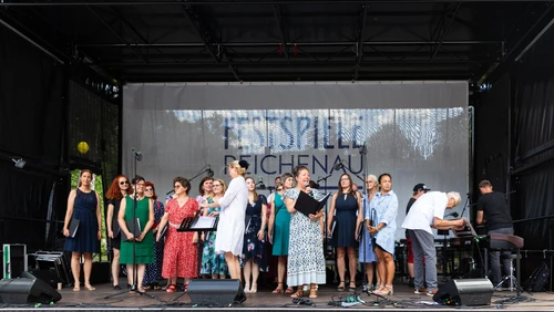 Eröffnungsfest der Festspiele Reichenau im Kurpark - Künstler*innen auf der Bühne, Feststimmung und Menschen im Park