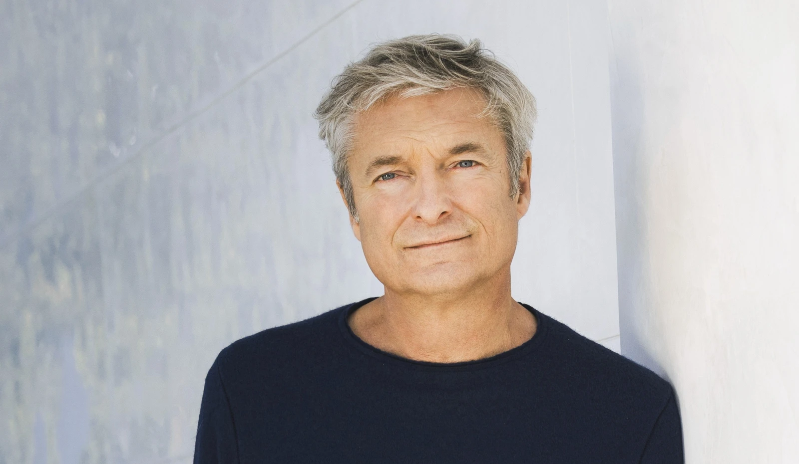 Alfred Dorfer_Fotograf Moritz Schell_Theseus blau Bein_AS_8B1A5190.jpg