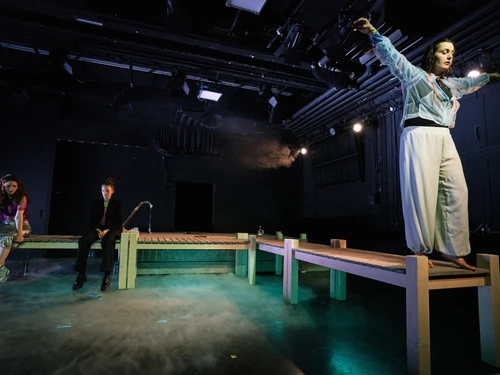 Szenenfoto DER MUND WENN ER KIPPT IST EIN TEICH