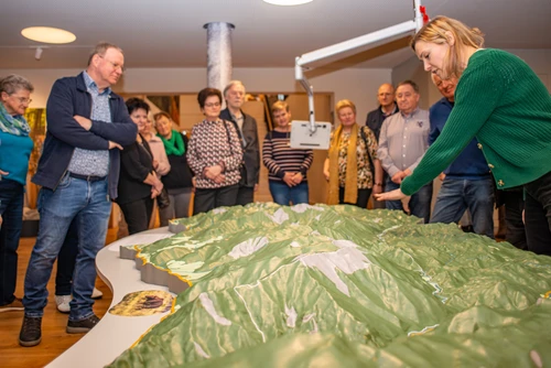 Highlight-Rundgang in der Ausstellung des Haus der Wildnis. Ein Guide erklärt anhand des 3D-Landschaftsmodells die Entstehung des Wildnisgebiets. 