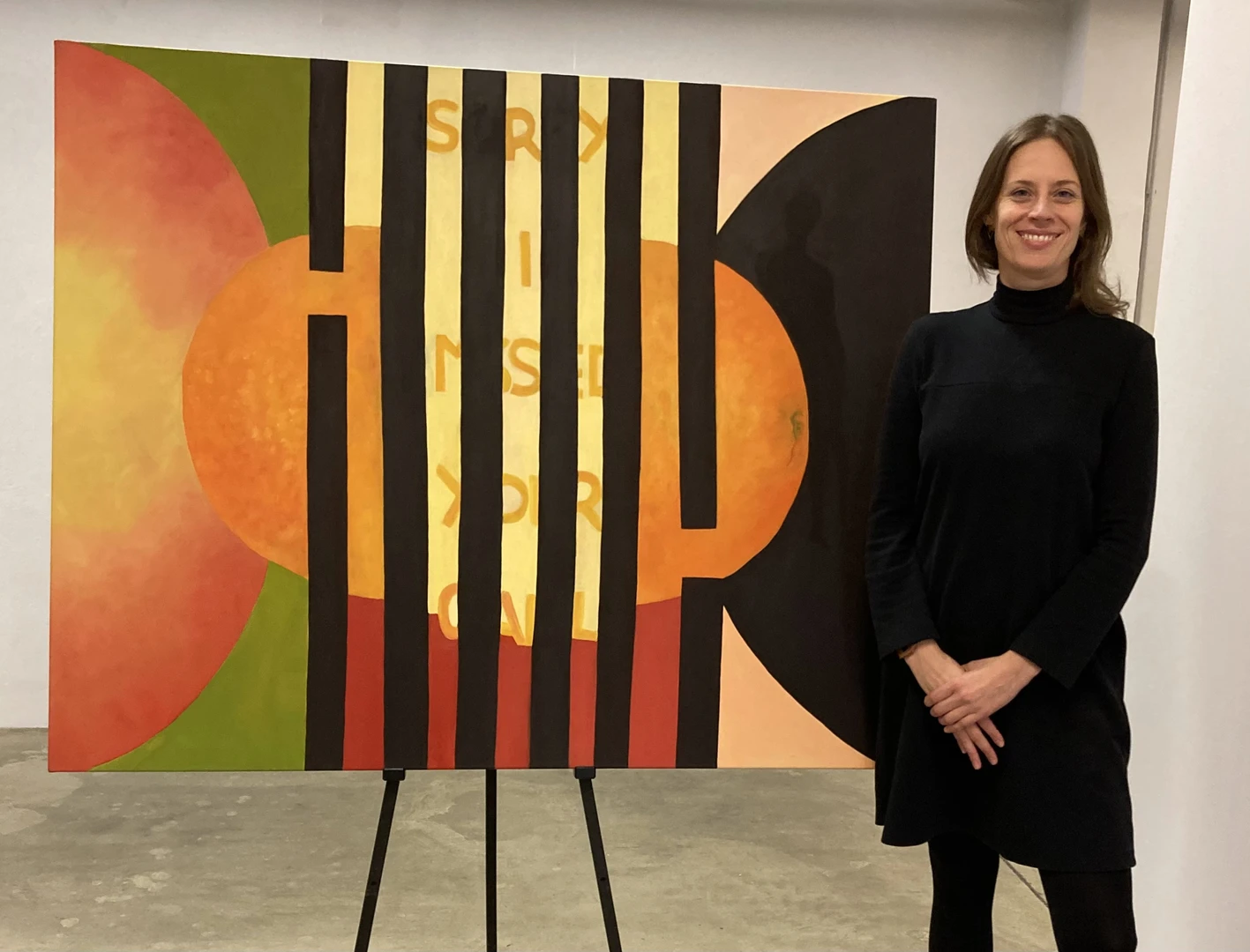 Head of the Artothek Isabell Fiedler with a work of art on loan