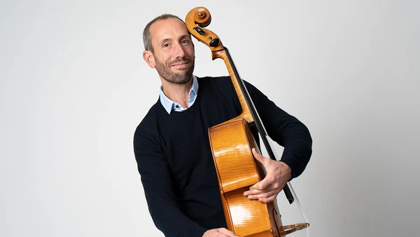 Portraitfoto von Thomas Grandpierre mit Cello