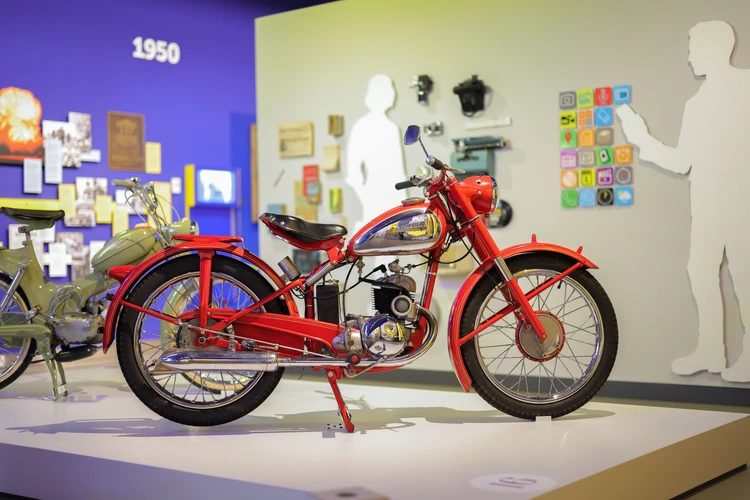 Ausstellungsansicht des Themenbereichs 10 "Niederösterreich im Wandel" im Haus der Geschichte.
Puch S 125, 1954
Landessammlungen Niederösterreich