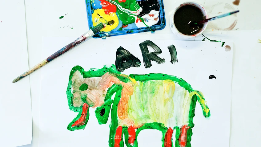 Kinder malen bunte Bilder und gestalten Kunstwerke im Kunstatelier