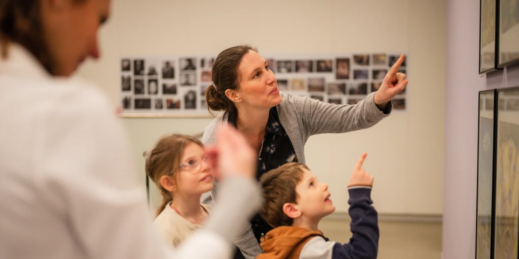 Family tour of the Karikaturmuseum Krems with a mother and her children
