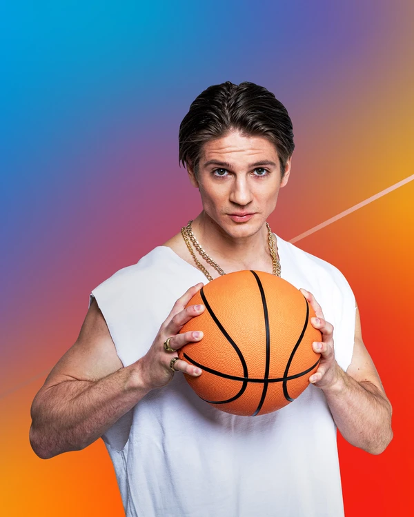 Blau-violette-orange-gelber Hintergrund. Davor steht junger Mann in weißem, kurzärmeligem Tshirt mit Blick in die Kamera. in den Händen hält er einen Basketball.