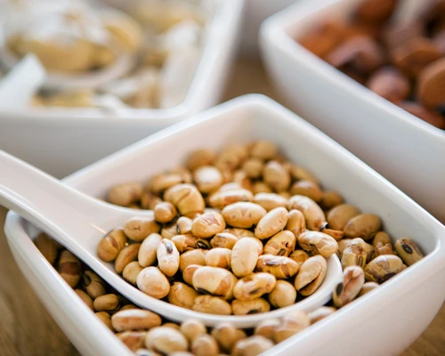 Weiße Schüssel mit Snack Sojabohnen
