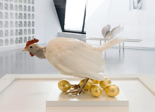 Ausstellungansicht Huhn von Renate Bertlmann