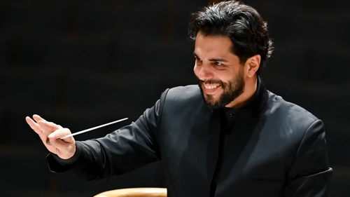 Dirigent Domingo Hindoyan dirigierend