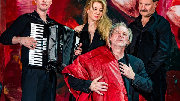 Gruppenbild in rotem Bühnenbild: Joseph, die Sucht (Oliver Urbanski), Therese, die Liebe (Julienne Pfeil), Stefan, das Wunder  (David Oberkogler), vorne: Andreas, der Trinker (Joseph Lorenz);