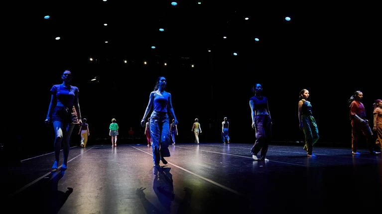 Tänzerinnen der Jugendtanzcompagnie gehen in zwei Reihen aufeinander zu.
