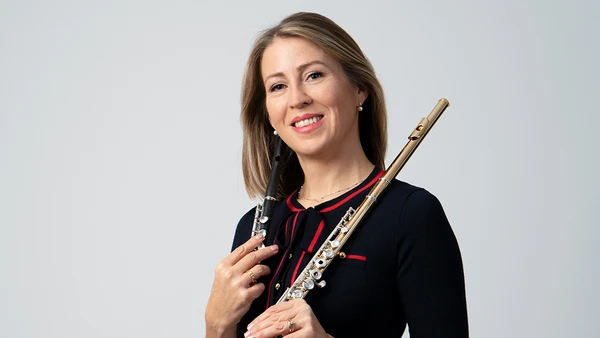 Portraitfoto von Birgit Fluch-Latini mit Flöten in der Hand