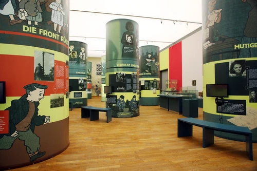 Ansicht der Ausstellung "Kinder des Krieges - Aufwachsen zwischen 1938 und 1955"