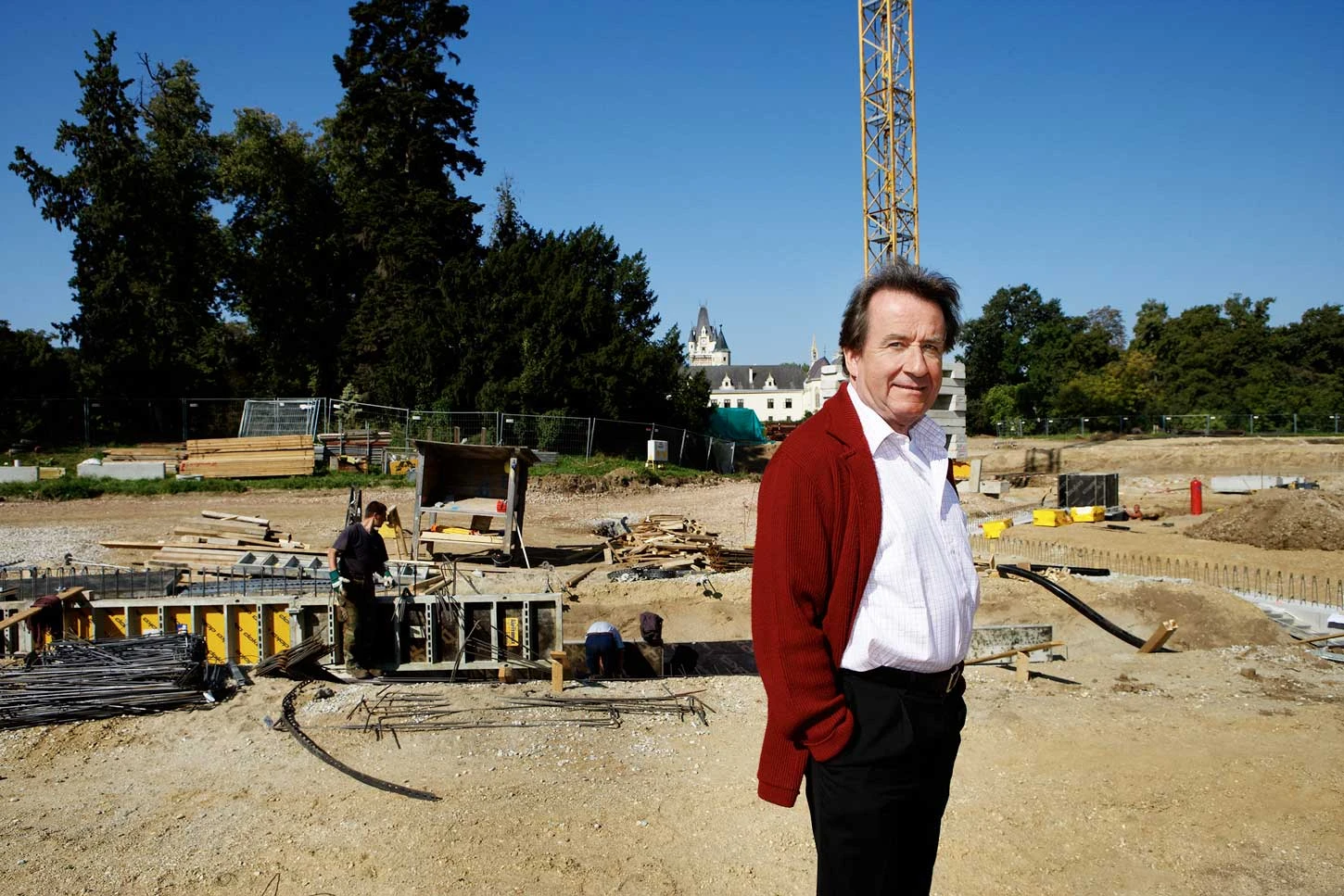 Rudolf Buchbinder in der Baugrube des Wolkenturms