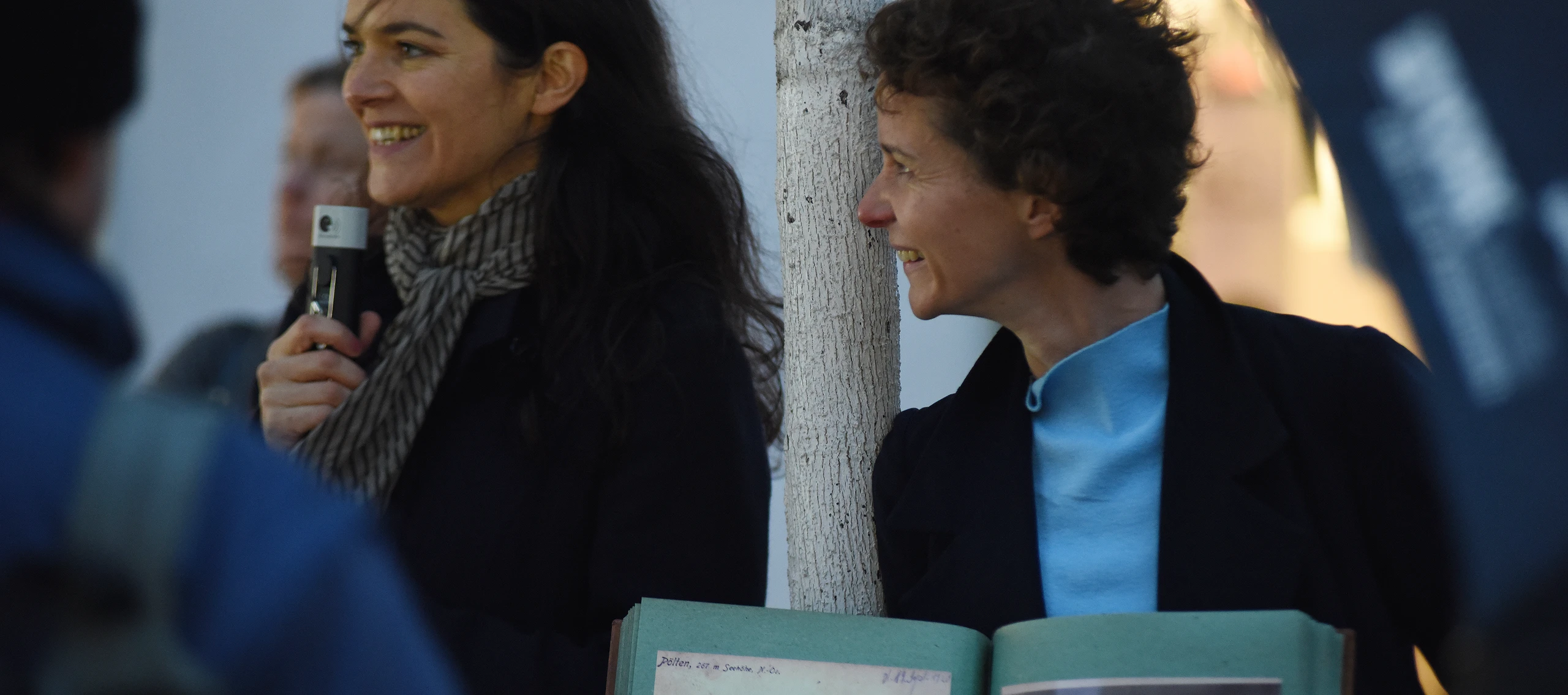 Julia Engelmeyer (mit Mikrophon) und Bettina Kerl (mit Buch in der Hand) beim Stadtspaziergang