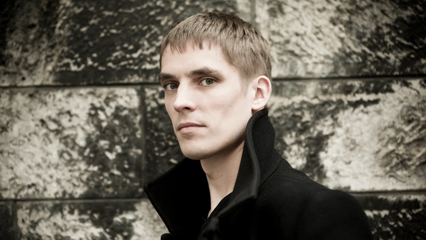 Portrait photograph of pianist Cédric Tiberghien.