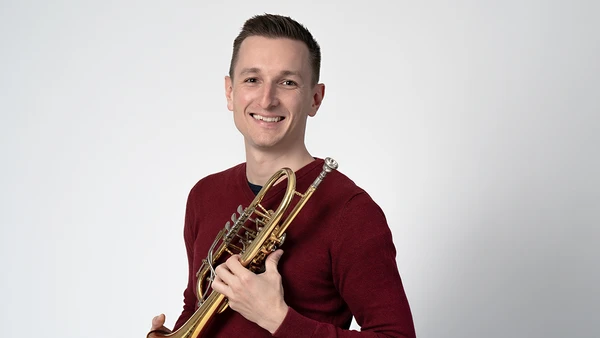 Portraitfoto von Patrick Hofer mit Trompete