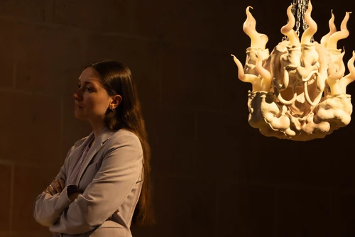Künstlerin Julia Belova in ihrer Installation „Monstrum Sactrum“ in der Dominikanerkirche Krems