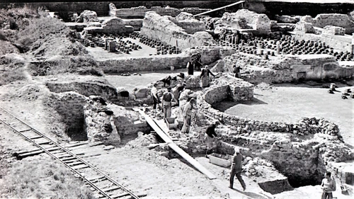 Restaurierung der Forumsthermen, schwarz-weiß Foto Ausgräber mit römsichen Mauern 