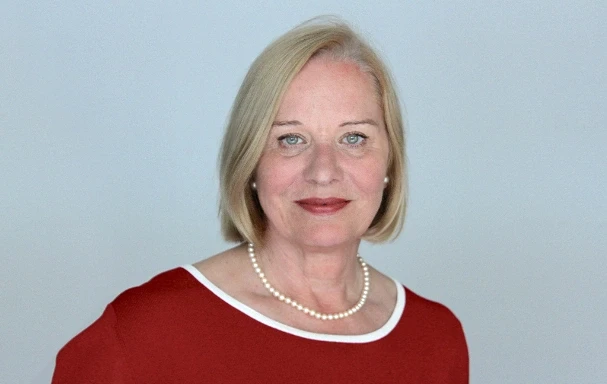 Portrait photo of psychologist, applied philosopher, and consultant Dr. Barbara Strohschein, a guest at our discussion in the frameworkt of “Salon D.”