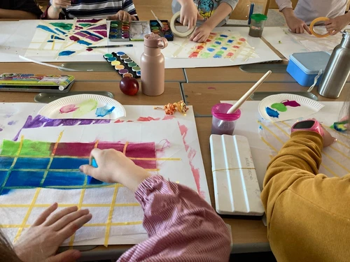 Kinderhände die Bilder malen