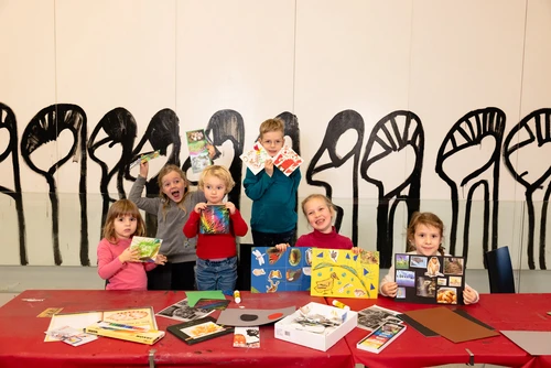 Kinder in der Ausstellung im museum gugging