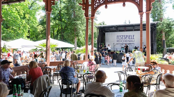 Eröffnungsfest der Festspiele Reichenau im Kurpark - Künstler*innen auf der Bühne, Feststimmung und Menschen im Park