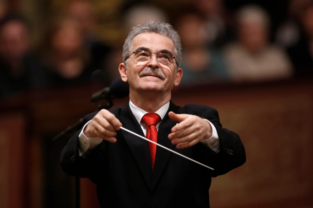 Dirigent Alfred Eschwé dirigierend