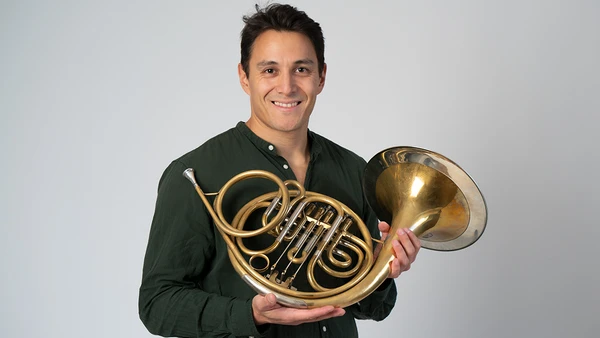 Portraitfoto von Jonas Rudner mit Horn