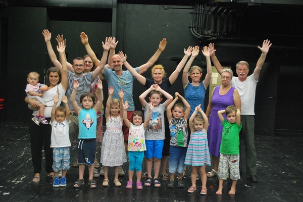 Gruppenbild von Kindern, Eltern und Großeltern beim Familien-Workshop