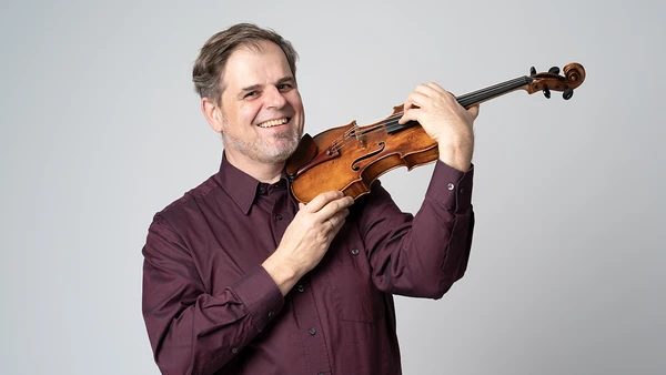 Portraitfoto von Gerald Hinterndorfer mit Violine