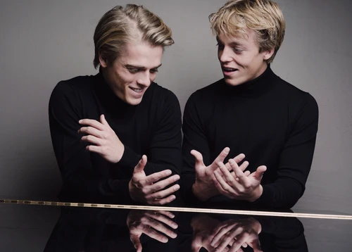 Foto der Gebrüder Lucas und Arthur Jussen, Virtuosen im Klavierspiel.