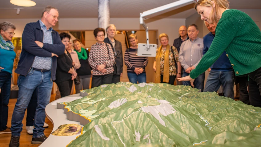 Highlight-Rundgang in der Ausstellung des Haus der Wildnis. Ein Guide erklärt anhand des 3D-Landschaftsmodells die Entstehung des Wildnisgebiets. 