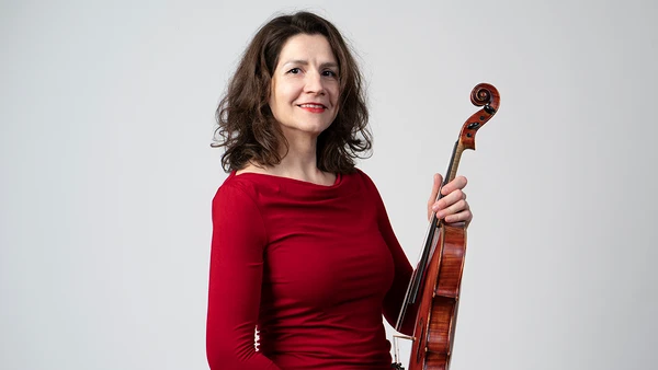 Portraitfoto von Terez Brandl mit Viola