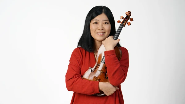 Portraitfoto von Noriko Takenaka mit Violine