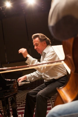 Rudolf Buchbinder spielt am Klavier im Auditorium Grafenegg
