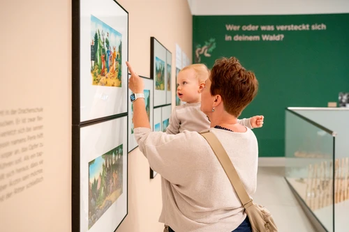 Ausstellungsansicht mit Familie in Grüffelo im Karikaturmuseum Krems