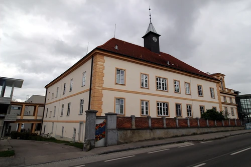Gelbes historisches Gebäude mit Uhrturm