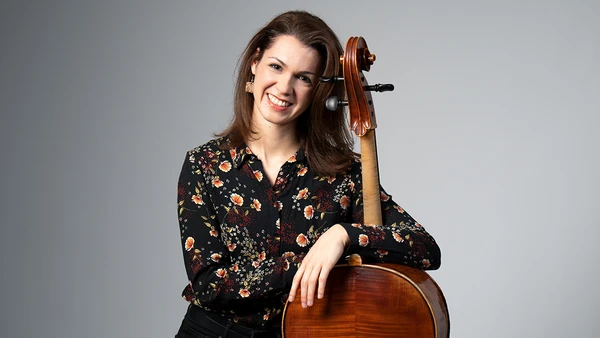 Portraitfoto von Laura Szabo mit Cello